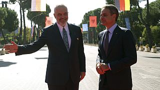 Ο πρωθυπουργός της Αλβανίας Έντι Ράμα υποδέχεται τον Έλληνα πρωθυπουργό Κυριάκο Μητσοτάκη στα Τίρανα