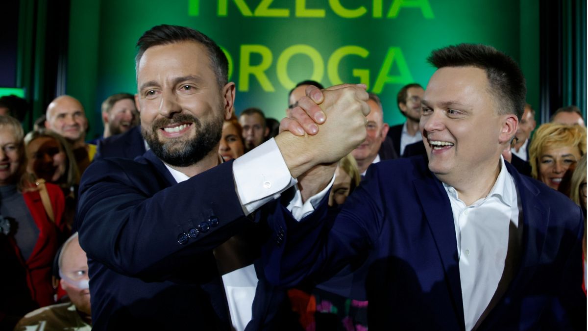 فلاديسلاف كوسينياك كاميش، وسزيمون هولونيا، قادة الطريق الثالث، ائتلاف حزب بولندا 2050 الوسطي وحزب الشعب البولندي الزراعي في وارسو، بولندا، 15 تشرين الاول 2023