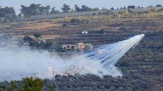 Un proyectil de artillería israelí explota sobre una casa en al-Bustan, una aldea fronteriza libanesa con Israel, en el sur del Líbano, el domingo 15 de octubre de 2023.