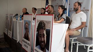 أقارب المواطنين الأمريكيين المفقودين منذ الهجوم المفاجئ الذي شنه مسلحو حماس يوم السبت بالقرب من حدود غزة، يحضرون مؤتمرًا صحفيًا في 10 أكتوبر 2023 في تل أبيب، إسرائيل.