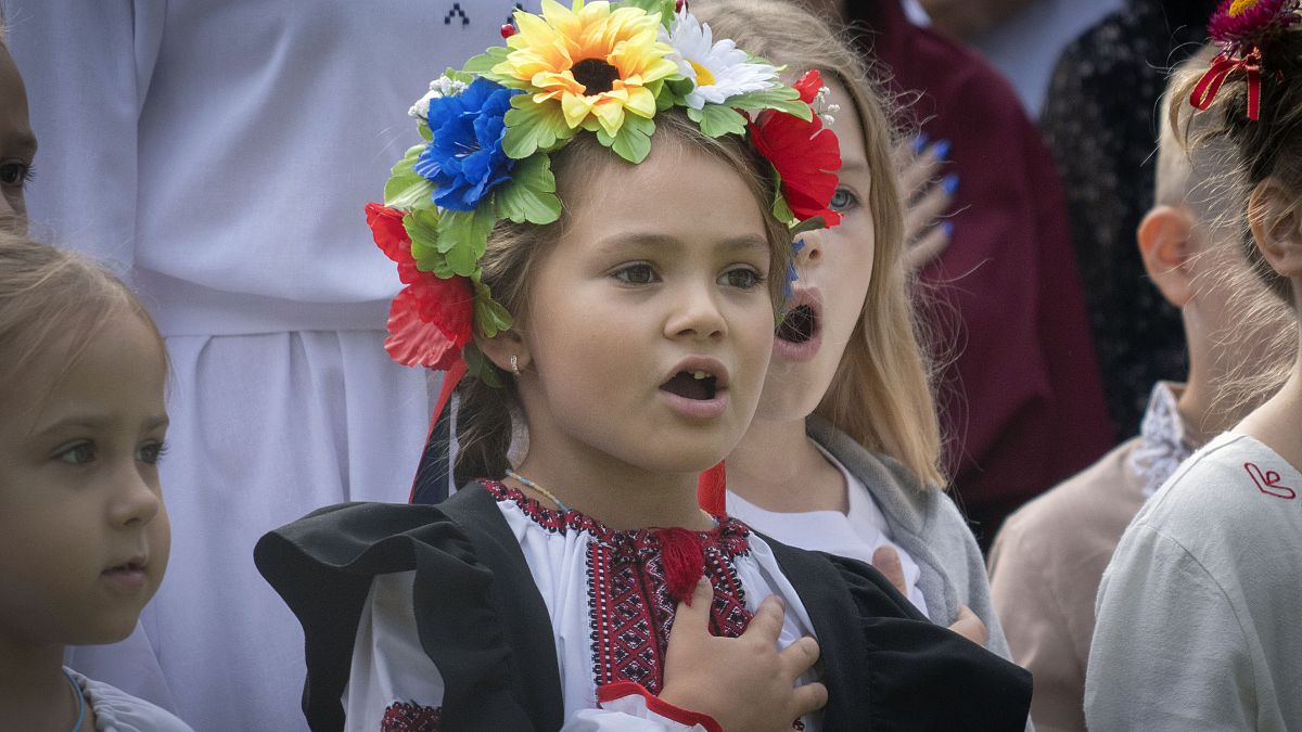 أطفال أوكرانيون يغنون النشيد الوطني لبلدهم  في مدرسة ببلدة بوتشا الأوكرانية  ـ صورة أرشيفية