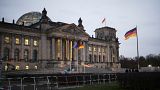 Berlin, Almanya'da Alman parlamentosu Bundestag'ın bulunduğu Reichstag binası önünde Alman ulusal bayrakları dalgalanıyor