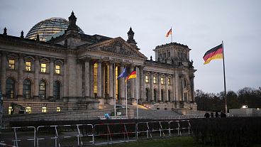 Berlin, Almanya'da Alman parlamentosu Bundestag'ın bulunduğu Reichstag binası önünde Alman ulusal bayrakları dalgalanıyor