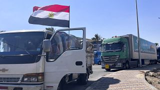 قافلة مساعدات تنتظر في العريش على الحدود المصرية مع غزة من أجل السماح لها بالدخول إلى القطاع