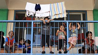 Палестинские дети в здании, которое заняли вынужденные переселенцы в Газе