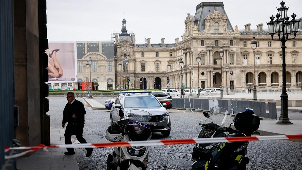 Полицейски служители стояха на пост пред музея Лувър, докато хората