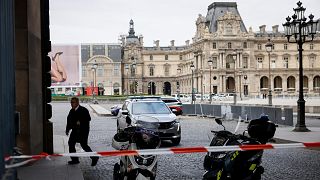  Полицаи стояха на пост пред музея Лувър, до момента в който хората бяха евакуирани в събота. 