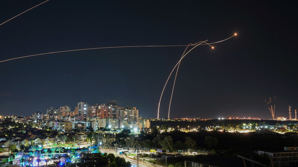 El sistema de defensa antiaérea israelí Cúpula de Hierro dispara para interceptar un cohete lanzado desde la Franja de Gaza, en Ashkelon, Israel, martes 17 de octubre de 2023.