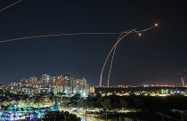 Израильская система противовоздушной обороны "Железный купол" ведет огонь для перехвата ракеты, выпущенной из сектора Газа, в Ашкелоне, Израиль, вторник, 17 октября 2023 г.