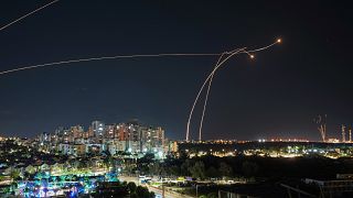  Израелската система за противовъздушна защита Iron Dome стреля, с цел да прихване ракета, изстреляна от линията Газа, в Ашкелон, Израел, вторник, 17 октомври 2023 година 