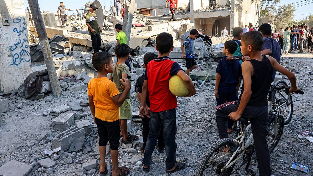 بين النازحين في غزة.. فتاة تصف وقع صدمة الحرب في النفوس وأطفال فلسطينيون يصنعون الأمل