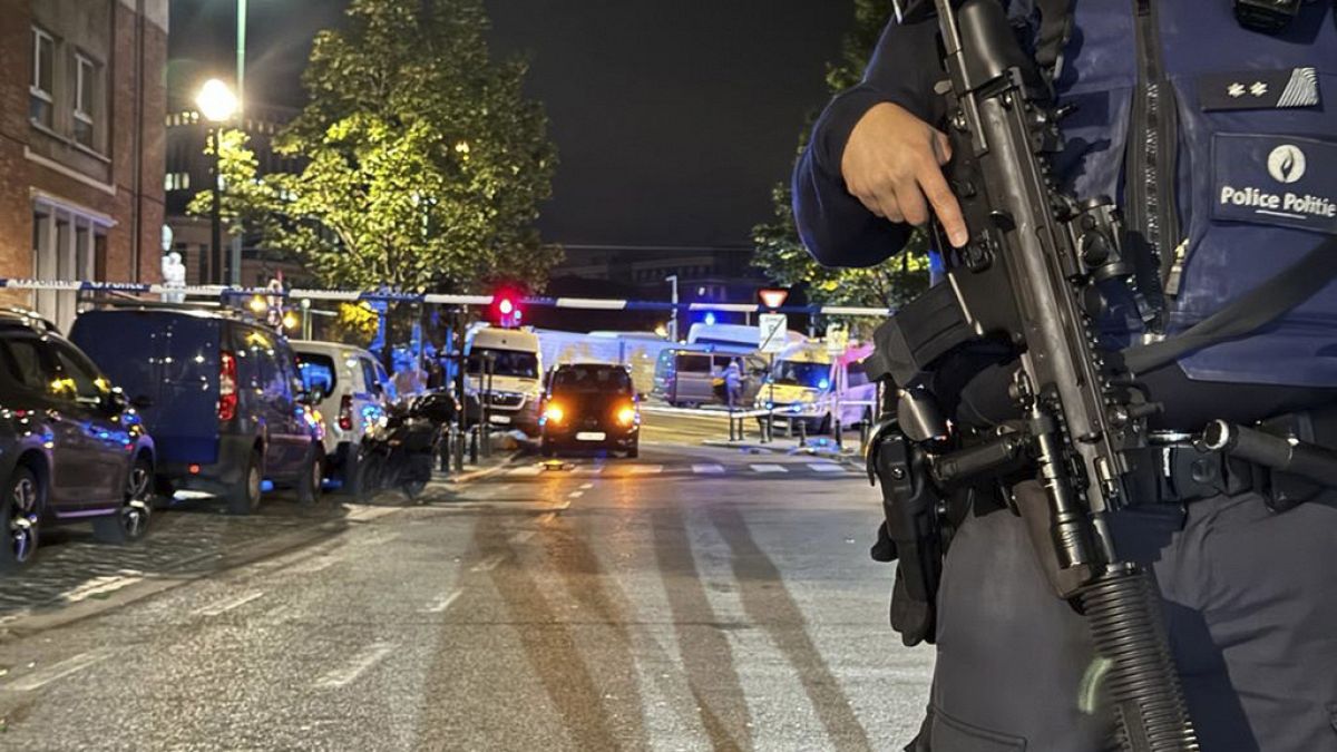 Вооруженный полицейский на месте теракта в Брюсселе 
