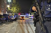 Вооруженный полицейский на месте теракта в Брюсселе 