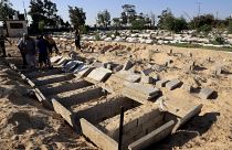 تجهيز قبور لاستقبال الموتى في مقبرة مدينة رفح جنوب قطاع غزة. 