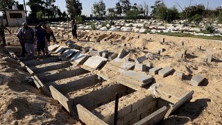 تجهيز قبور لاستقبال الموتى في مقبرة مدينة رفح جنوب قطاع غزة. 