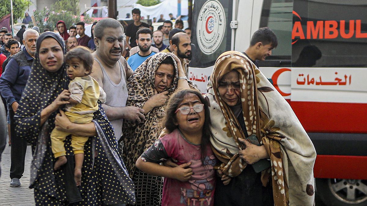 Раненые палестинцы прибывают в больницу Газы
