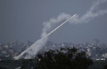 Imagen de un cohete disparado hacia Israel desde la Franja de Gaza, visto desde el sur de Israel.