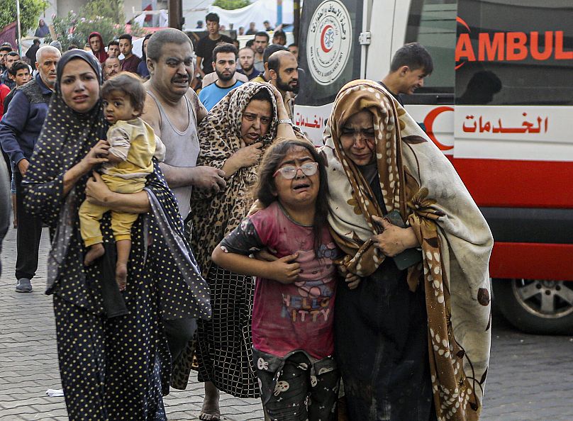 Gázaiak menekülnek az al-Shafi kórházba