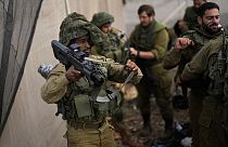 جنود إسرائيليون يستعدون للقيام بدوريات على طول طريق بالقرب من الحدود بين إسرائيل ولبنان، الاثنين، 16 أكتوبر 2023