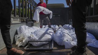 مواطنون من غزة يقومون بنقل الجثث