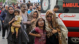  Ранени палестинци идват в болница ал-Шифа след израелски въздушни удари против град Газа, централната част на Ивицата Газа, понеделник, 16 октомври 2023 година 