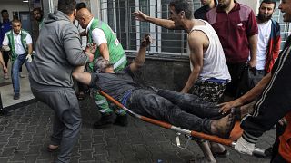 وصول جريح فلسطيني إلى مستشفى الشفاء في غزة. 2023/10/16