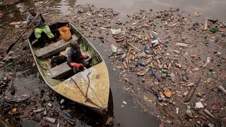 جولة تفقدية في نهر روزيزي لرؤية مستوى النفايات البلاستيكية حول سد المحطة في بوكافو، شرق جمهورية الكونغو الديمقراطية، في 17 مارس 2022