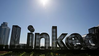  ФАЙЛ - Скулптура на тераса пред офисите на LinkedIn е показана на 22 септември 2016 година в Сан Франциско, Калифорния в Съединени американски щати. 