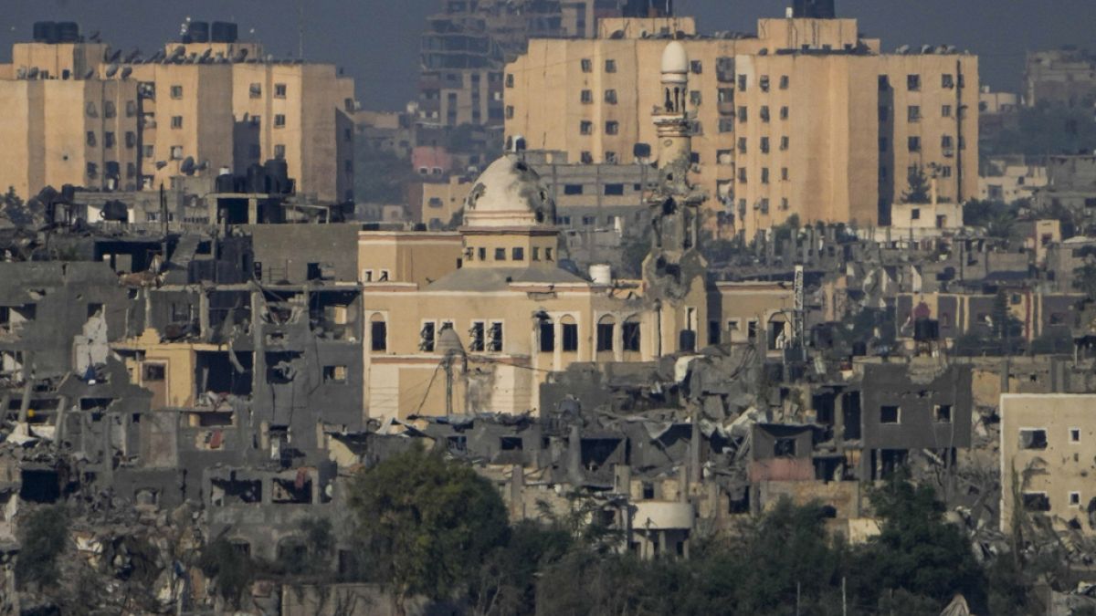 منظر للمنازل المدمرة ومسجد في أعقاب الضربات الإسرائيلية في شمال قطاع غزة، الثلاثاء 17 أكتوبر 2023