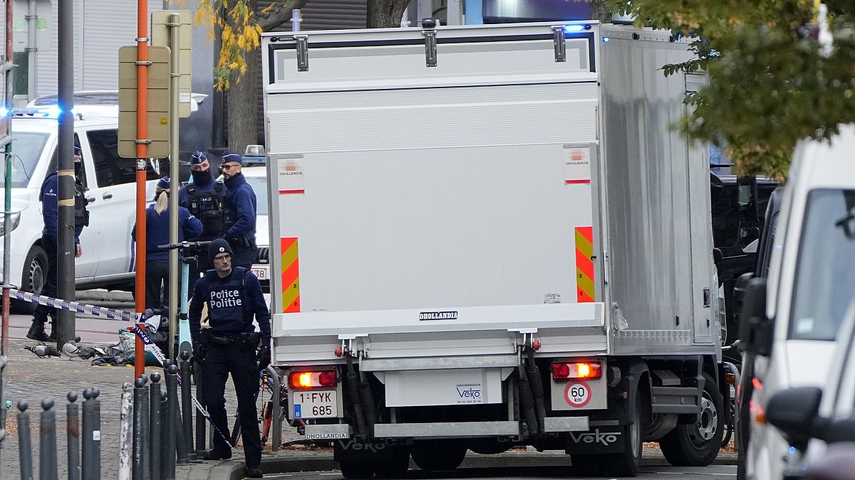 Η βελγική αστυνομία έχει αποκλείσει την περιοχή στο σημείο της εκτέλεσης δύο Σουηδών φιλάθλων από ένοπλο στις Βρυξέλλες