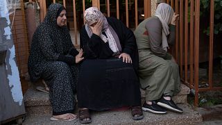 نساء فلسطينيات يبكين ذويهن الذين قتلوا من جراء الغارات الجوية الإسرائيلية على مدينة خان يونس جنوبي قطاع غزة 
