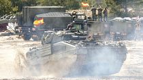 Ein spanisches gepanzertes Fahrzeug fährt während der NATO-Militärübungen Crystal arrow 2022 auf dem Adazi-Militärgelände in Lettland, 11\. März 2022\. 