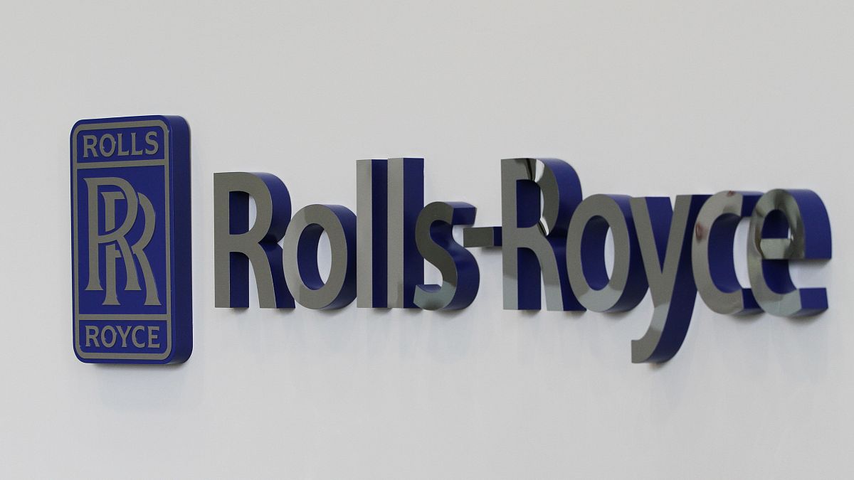 Ein Rolls-Royce-Logo ist in der Rolls-Royce Crosspointe Produktions- und Forschungseinrichtung in Prince George, Virginia, zu sehen.
