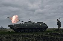 Ein ukrainischer Schützenpanzer feuert auf russische Stellungen bei Awdijiwka