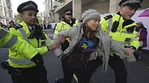 Agentes de policía se llevan a la activista medioambiental Greta Thunberg, en Londres, el martes 17 de octubre de 2023