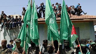  Маскираните бойци на Хамас развяват зелени ислямски флагове по време на протест в символ на взаимност с палестинците в Йерусалим, 30 април 2021 година 