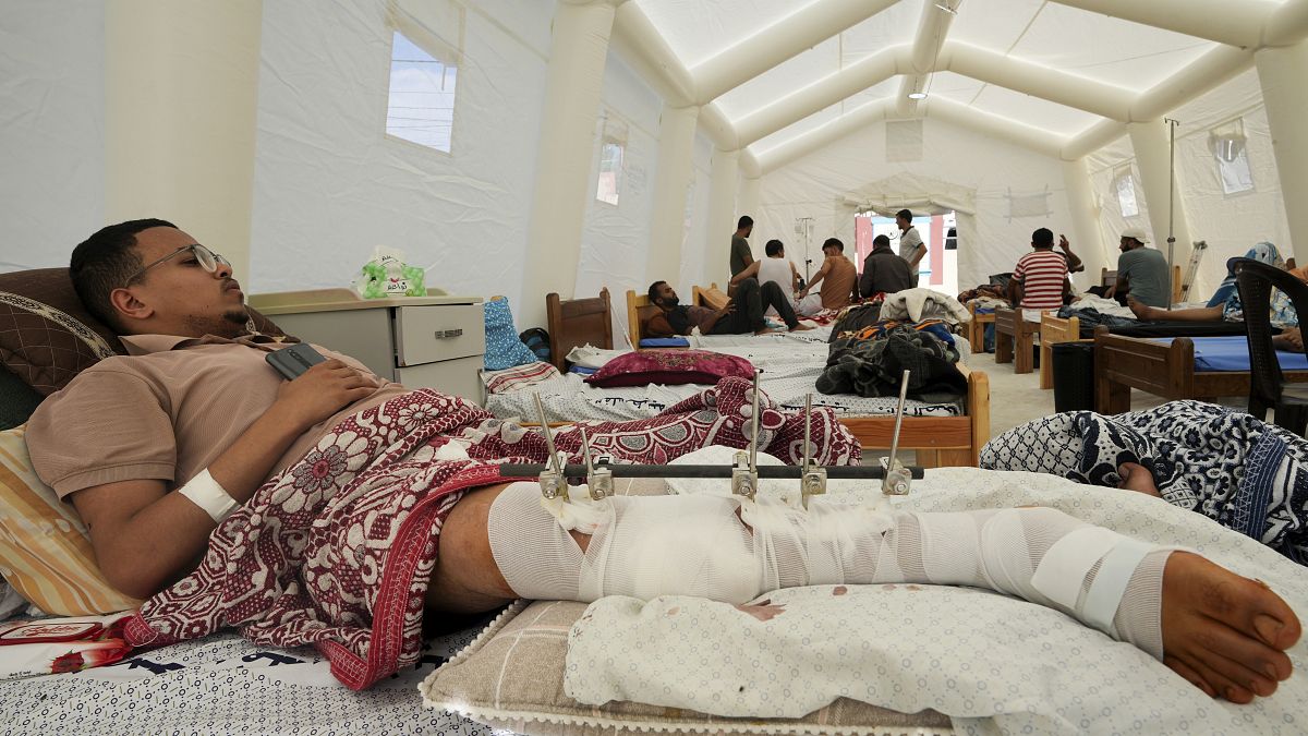 Ein verletzter Palästinenser in einem Krankenhaus in Deir el-Balah