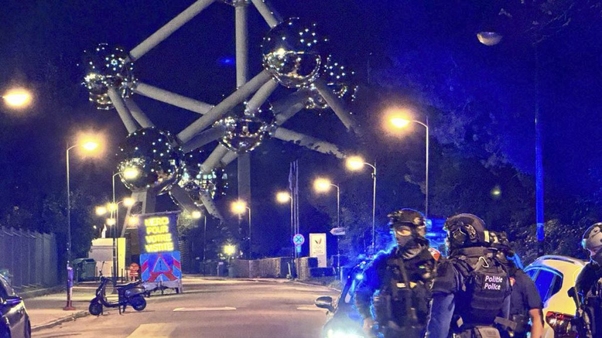 Полиция возле здания Атомиума на севере Брюсселя 