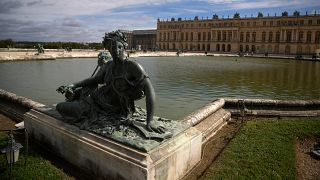 حديقة وبحيرة أما قصر فرساي الشهير بالقرب من العاصمة الفرنسية باريس