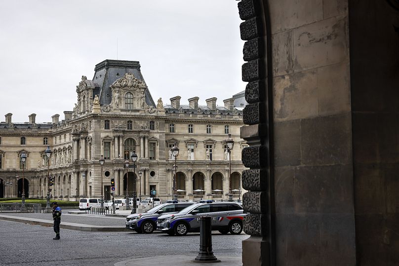 عناصر الشرطة الفرنسية يخلون متحف اللوفر في باريس من الزوار بعد تلقيه تهديدات من مجهولين