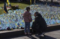 Családtagok az Oroszország elleni háborúban elesett ukrán katonák emlékművénél Kijevben 2023. október 17-én