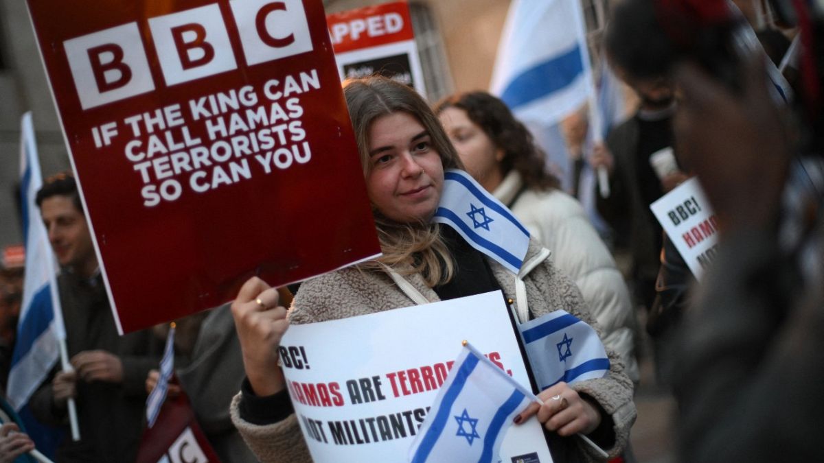 متظاهرة أمام مقر بي بي سي في لندن بريطانيا