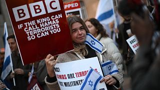 متظاهرة أمام مقر بي بي سي في لندن بريطانيا