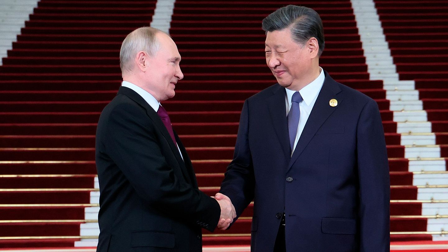 Vladimir Putin meets Xi Jinping at major Chinese summit | Euronews