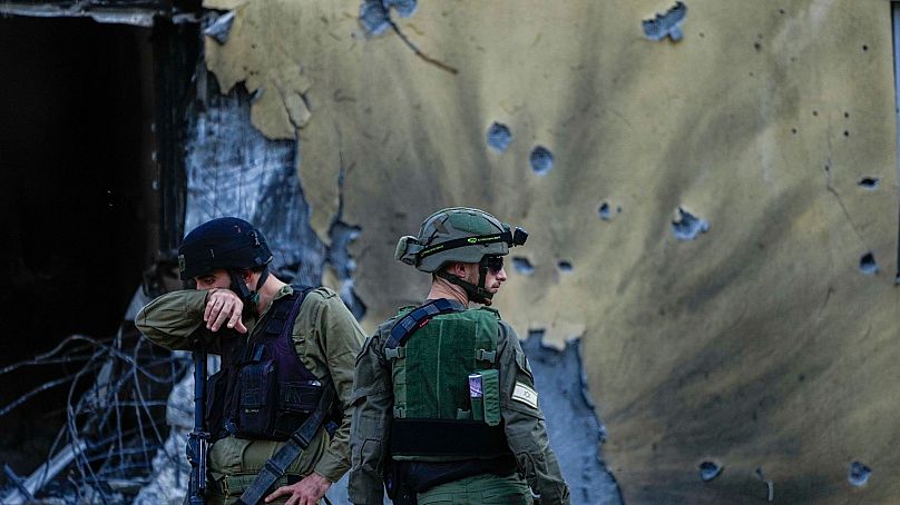 Izraeli katonák az egyik megtámadott kibucban