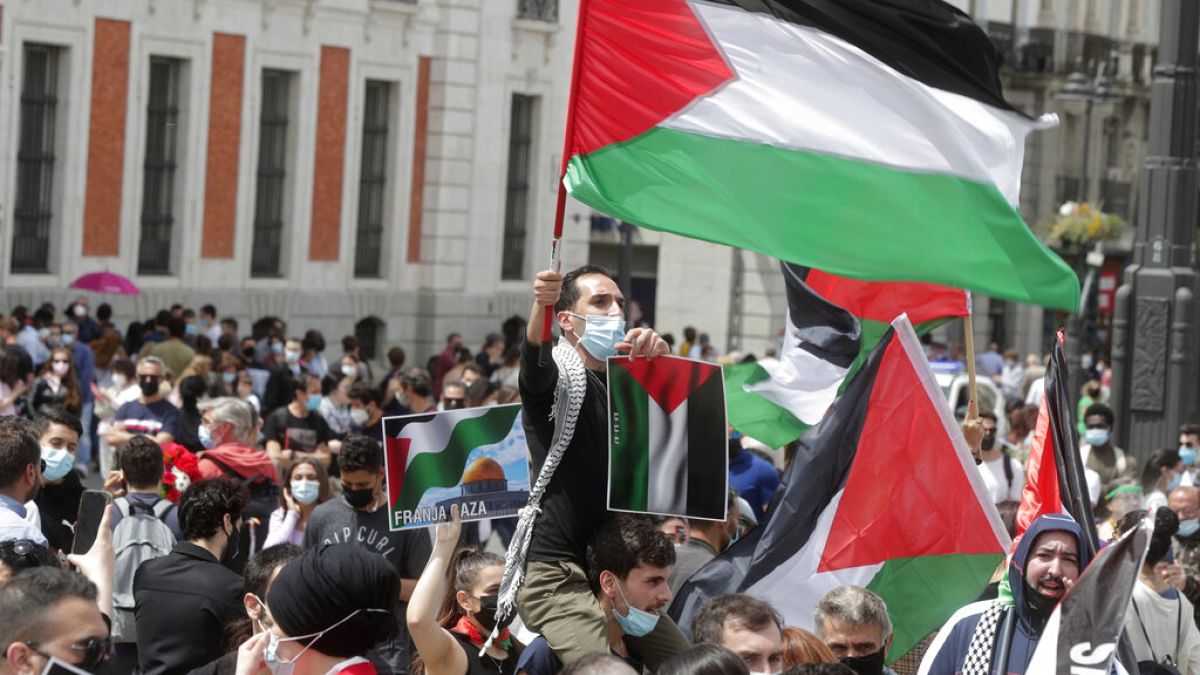 Protestocular, İsrail'in Gazze'deki Filistinlilere yönelik saldırılarını Madrid'te protesto etti
