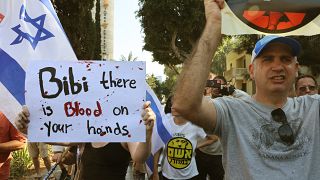 أنصار وأفراد عائلات الرهائن الإسرائيليين الذين اختطفتهم حركة حماس يتظاهرون خارج قاعدة هاكيريا العسكرية الإسرائيلية في وسط تل أبيب