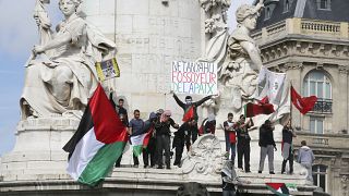 ت��اهرة مناصرة للفلسطينين بالقرب من تمثال الجمهورية في باريس، فرنسا