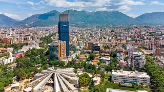 Албания цитира въздействието на неприятното качество на въздуха върху сърдечно-съдовите и респираторните болести, изключително в Тирана. 