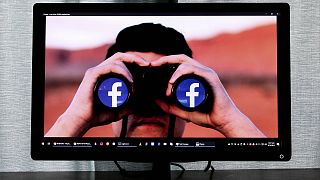 Бывшие модераторы контента выступают против Facebook